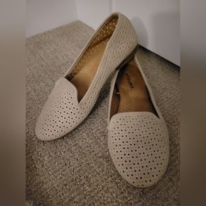 Women's cream colored flats size 6